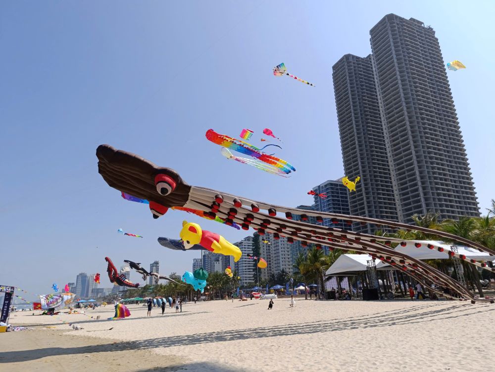 Los visitantes quedan impresionados con las docenas de cometas gigantes en Danang. Imagen de la pelicula