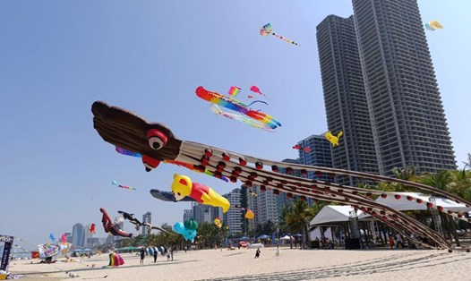 Du khách ấn tượng với hàng chục con diều khổng lồ tại Đà Nẵng. Ảnh: Quang Hùng