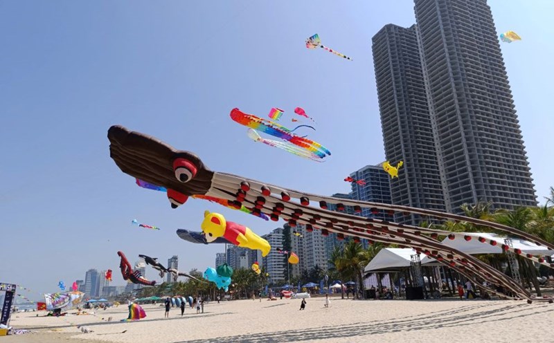 Tourists are impressed with dozens of giant kites in Da Nang. Photo: Quang Hung