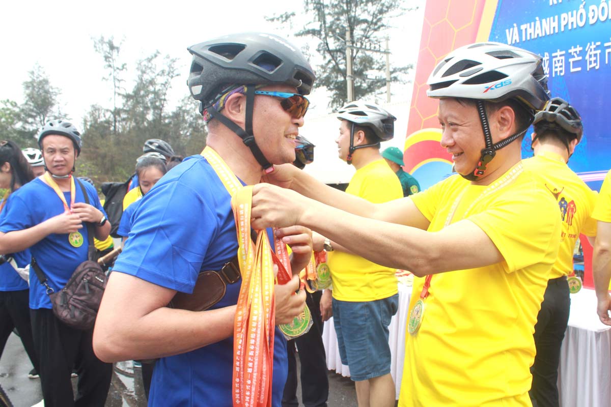 Mr. Ho Quang Huy - Chairman of Mong Cai City People's Committee (yellow shirt) presented commemorative medals to the participating athletes. Photo: Mong Cai Portal
