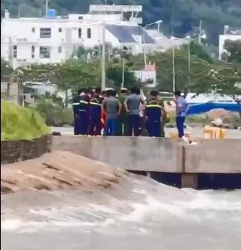 The authorities have found the body of a male tourist who committed suicide by jumping into the river in Ha Tien. Photo: Provided by readers