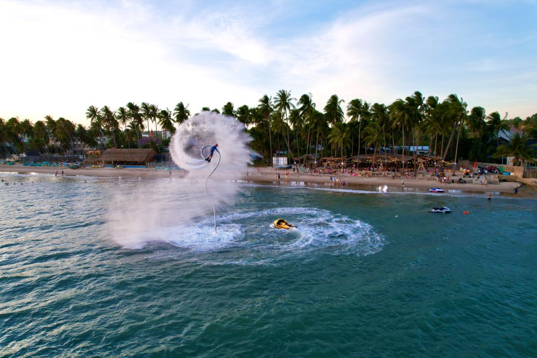 Tourists watch Flyboard performance at Mui Ne beach. Photo: Duy Tuan