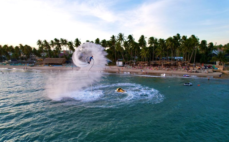 Tourists watch Flyboard performance at Mui Ne beach. Photo: Duy Tuan