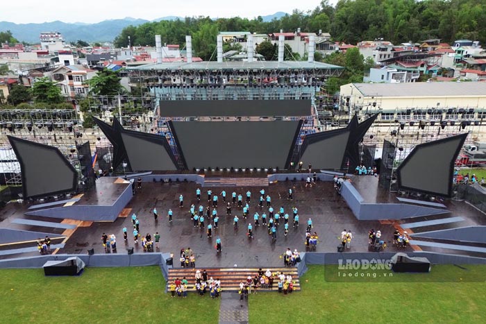 Chi con chua day 2 ngay nua, chuong trinh nghe thuat dac biet voi chu de “Non song gam voc - Mot dai vinh quang” se duoc to chuc vao 20h ngay 3.5, tai san van dong tinh Dien Bien. Anh: Quang Dat