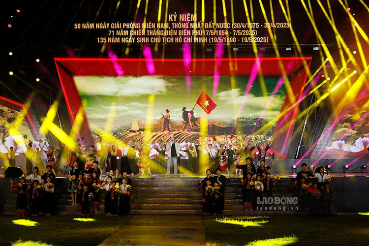 Trong toi ngay 1.5,  tai san van dong tinh Dien Bien da dien ra buoi so duyet chuong trinh nghe thuat dac biet “Non song gam voc - Mot dai vinh quang”.