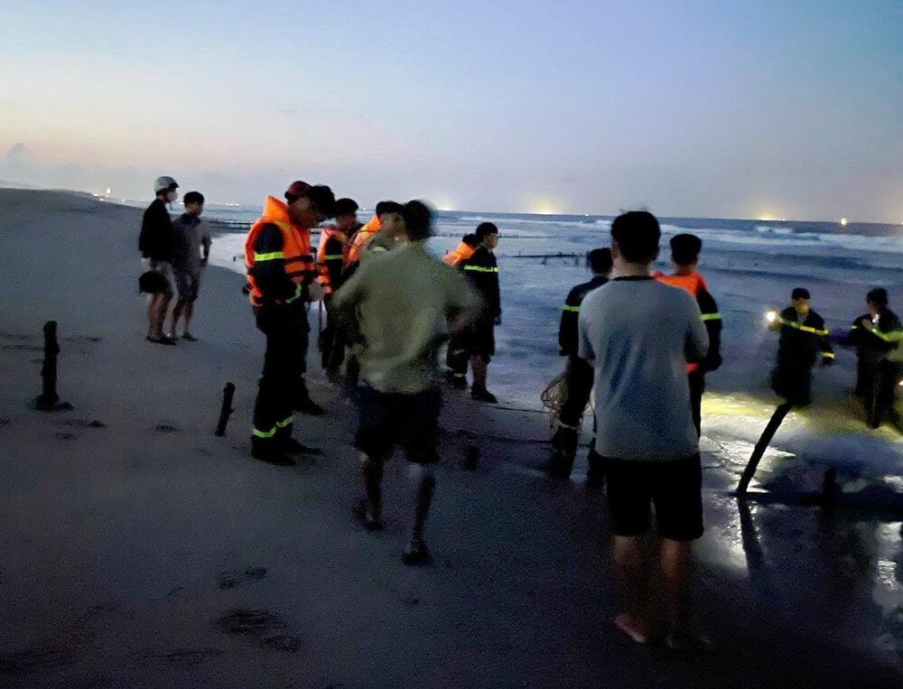 Authorities in Quang Ngai are continuing to search for missing victims. Photo: My Hoa.