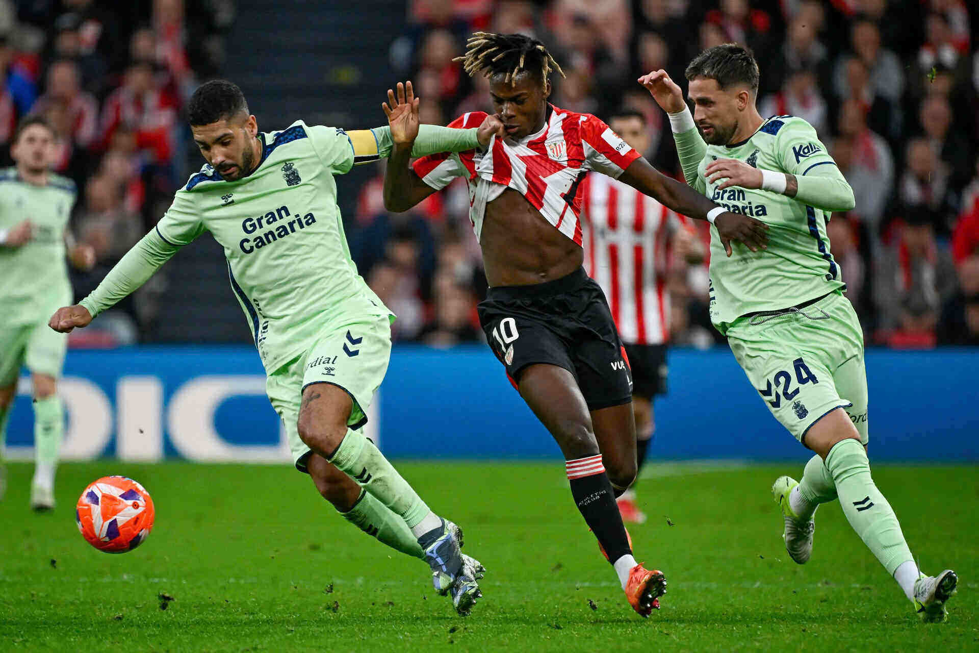 Nico Williams esta siendo perseguido por muchos hombres mayores. Imagen de AFP