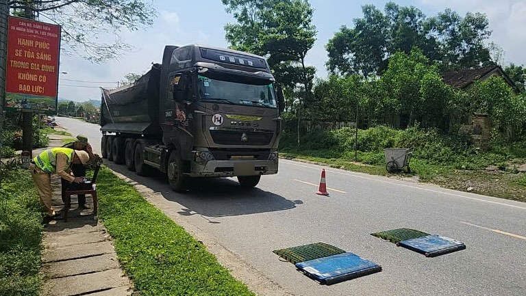 The authorities handle overloaded vehicles. Photo: Quang Binh Traffic Police Department