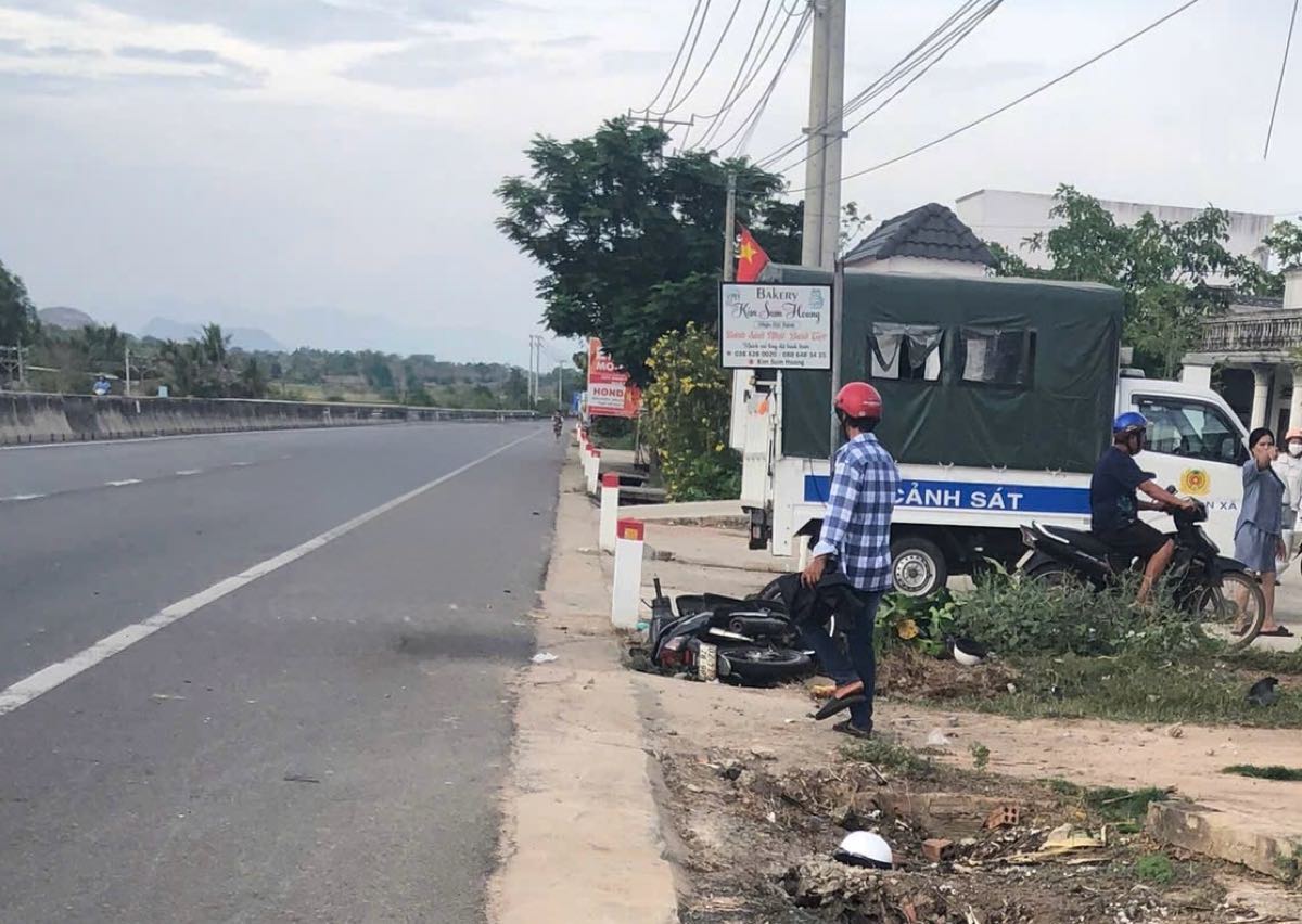 Xe may nam duoi ranh thoat nuoc ven duong tai hien truong. Anh: Duy Tuan