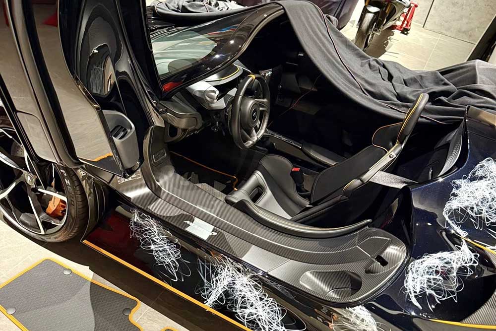 Detalles del interior del McLaren Elva. Imagen de Japon