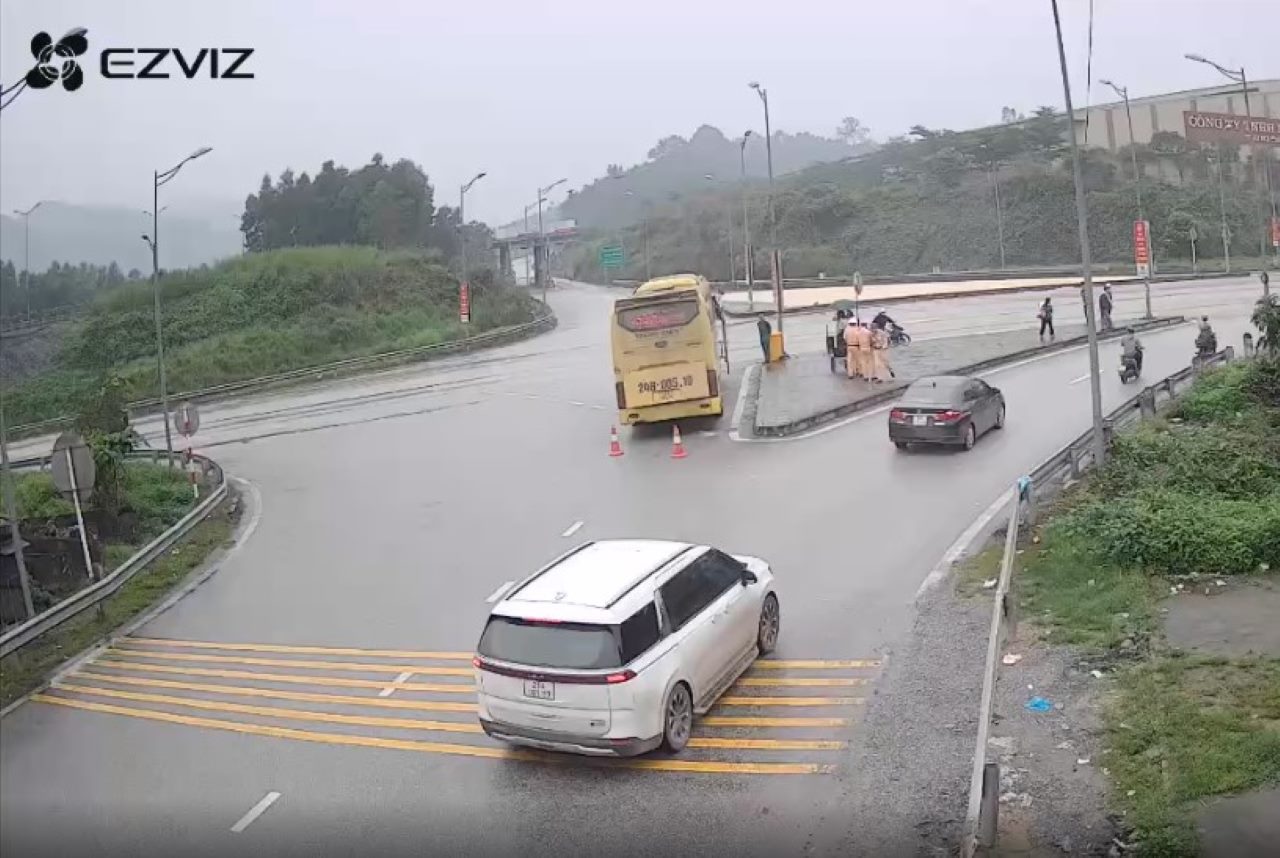 Yen Bai Provincial Traffic Police have just fined passenger buses that were crowded with passengers during the holiday with nearly 200 million VND. Photo: CACC.