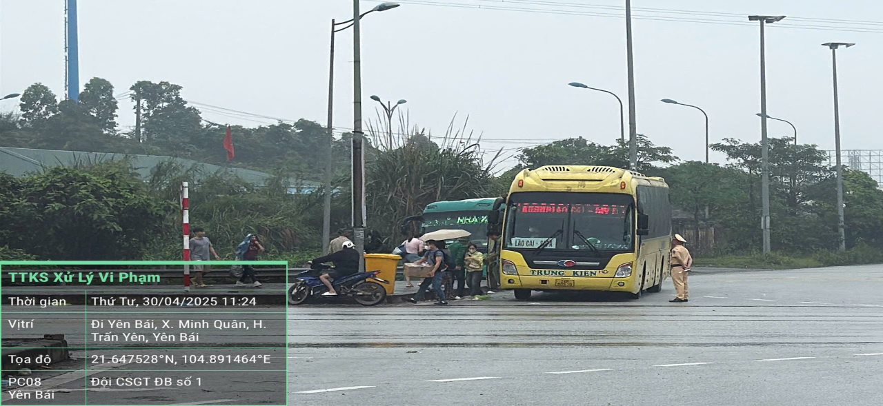 Xe khach nhoi nhet khach qua 29 nguoi bi xu phat gan 200 trieu dong. Anh: CACC.