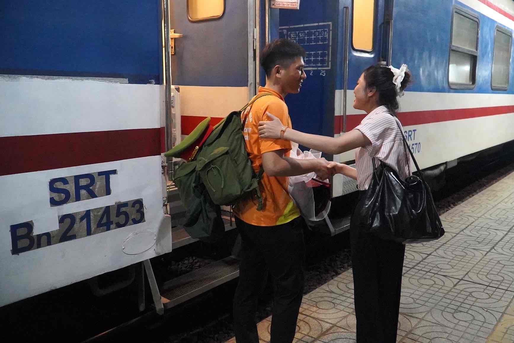 Tien ban len tau. Anh: Chien Tu