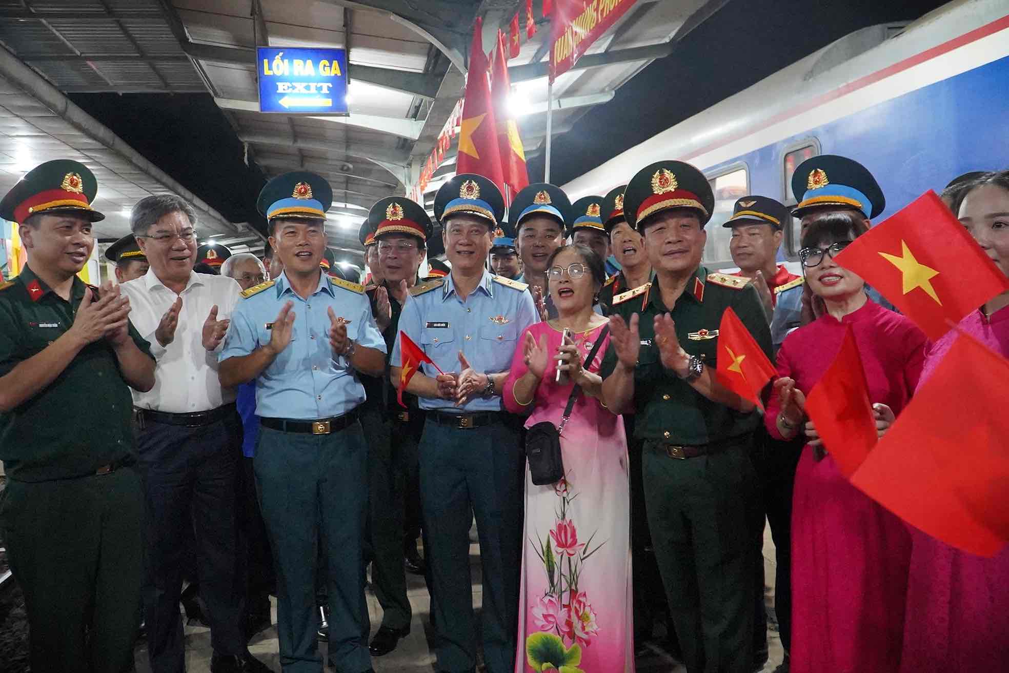 Ong Duong Minh Dung, Pho Chu tich UBND tinh Dong Nai (ao trang) tien doan. Anh: Chien Tu