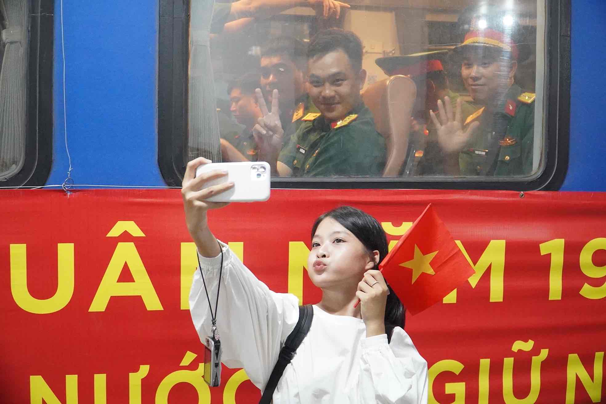 Cac doan vien, thanh nien chup hinh chung voi cac can bo chien si trong cac khoi dieu binh, dieu hanh. Anh: Chien Tu