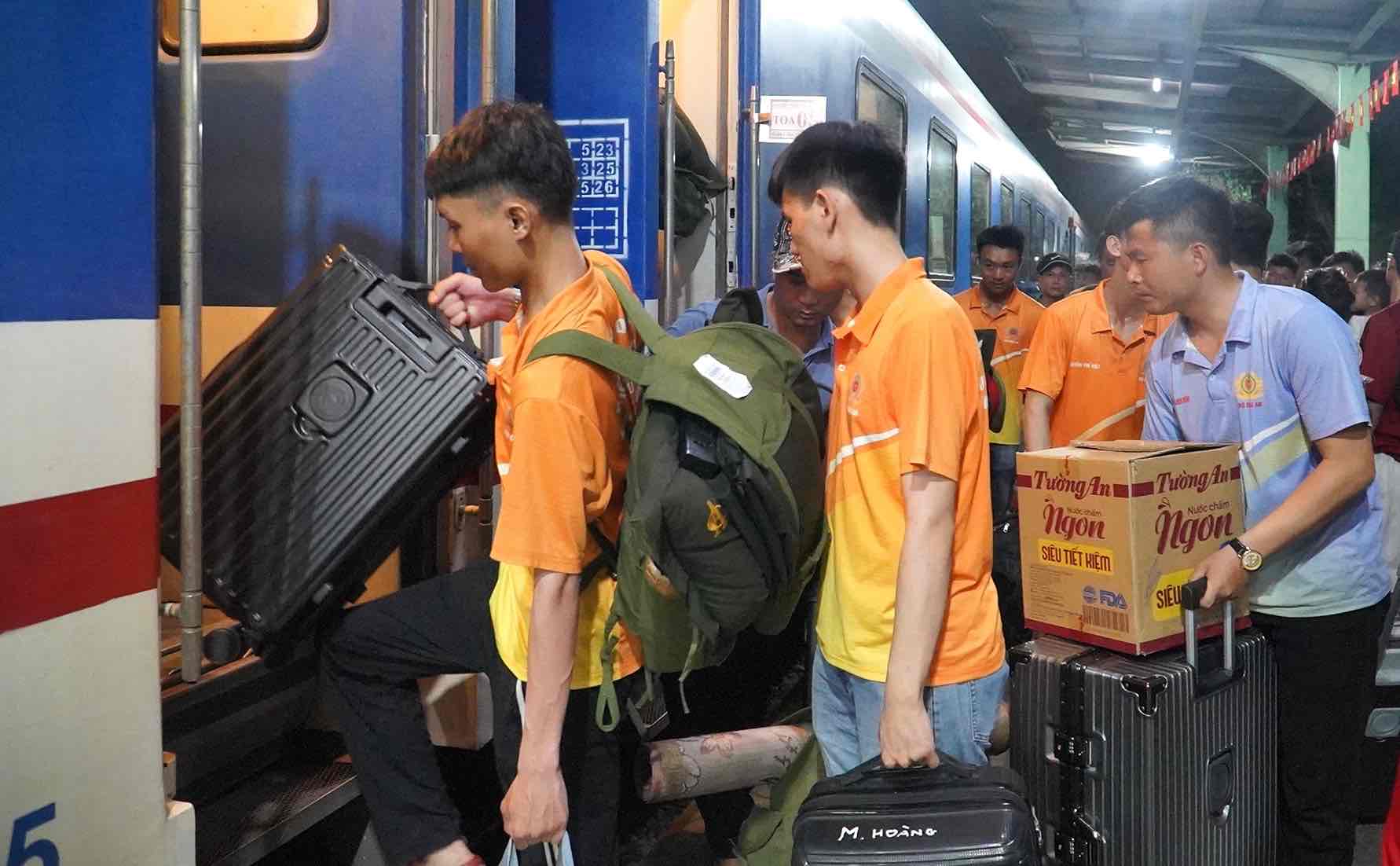 Doan cua luc luong Cong an nhan dan len tau. Anh: Chien Tu