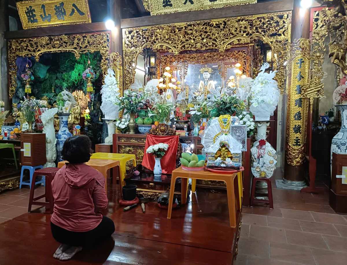 Den tho vi nhan than Vu Quan - vi tuong lo viec hau can trong tran Bach Dang nam 938.
