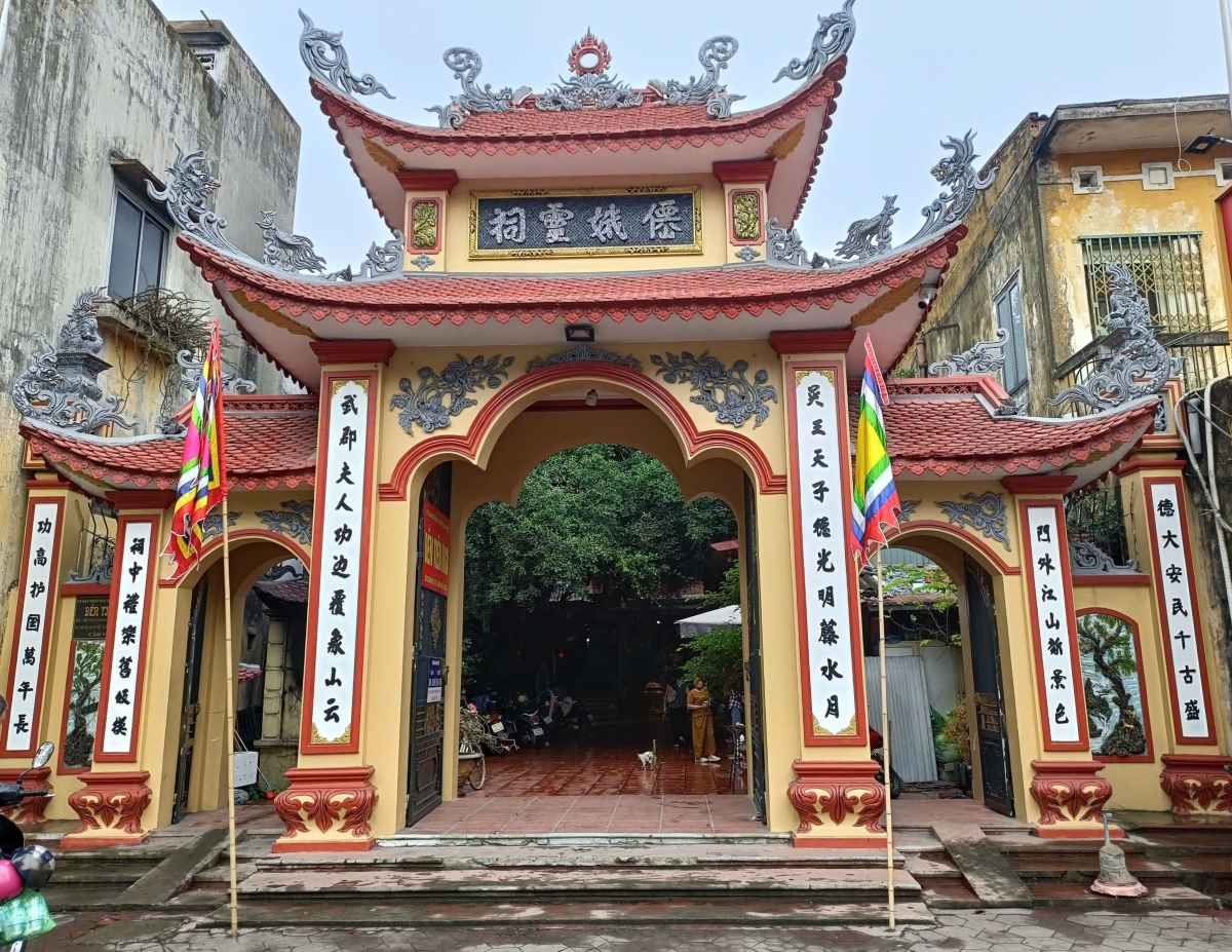 Den Tien Nga nam tren pho Le Loi, tuyen pho trung tam TP Hai Phong.