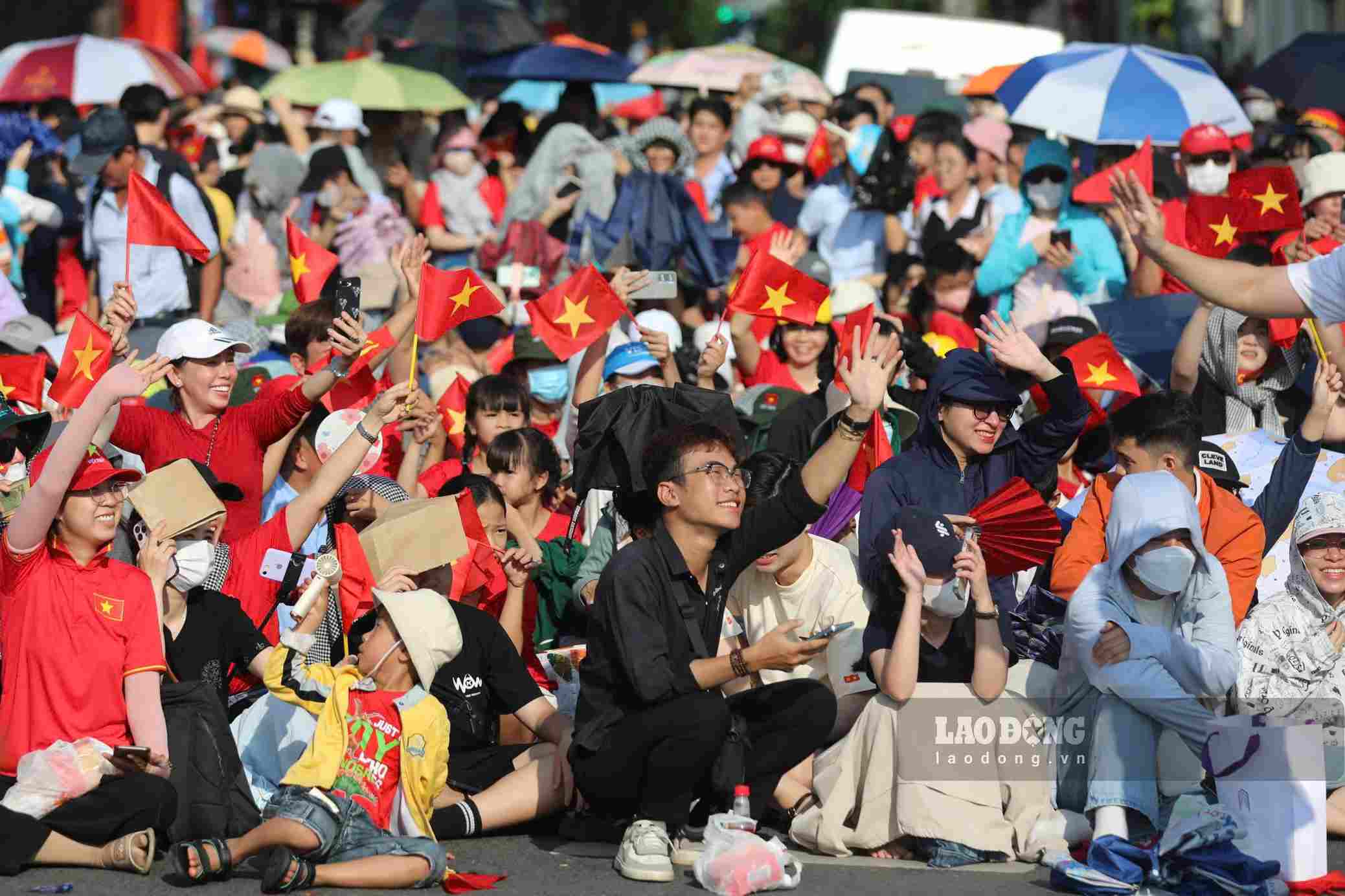Nguoi dan phan khoi xem dieu binh trong dai le 30.4. Anh: Anh Tu