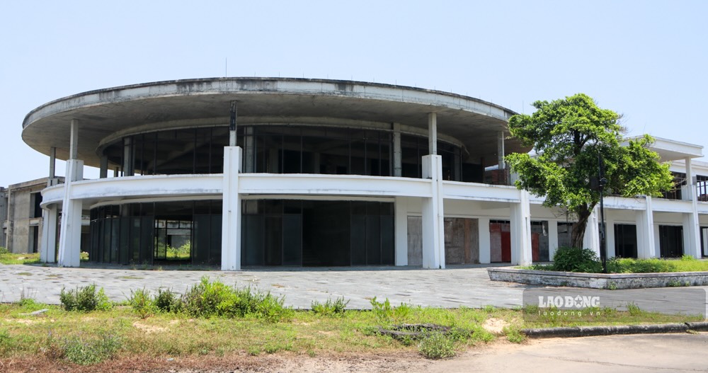 Theo ke hoach, du an se hoan thanh dua vao hoat dong vao quy I/2024; trong do, giai doan 1 hoan thanh va dua vao hoat dong cuoi nam 2019. The nhung, sau nhieu nam du an dung thi cong, khu du lich nghi duong tieu chuan quoc te 5 sao tro thanh du an “treo”, nhieu hang muc con dang do, bo hoang suot thoi gian dai.