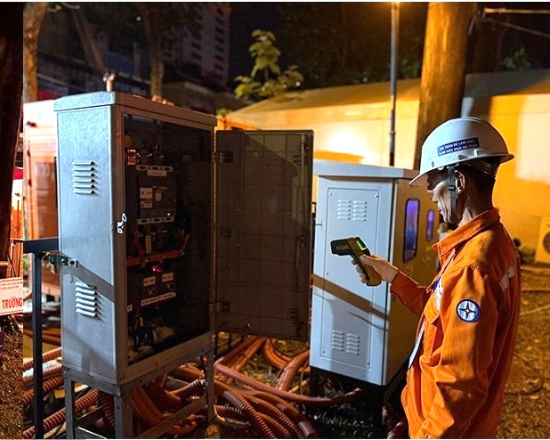 Cong nhan cua ENVHCMC kiem tra do an toan cung cap dien tai cac tu dien. Anh: EVNHCMC cung cap