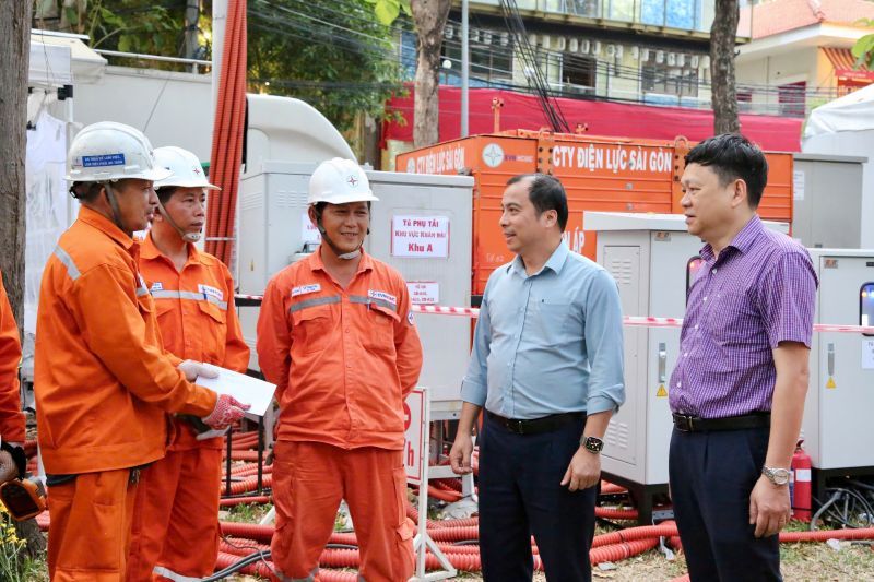 Ong Ngo Son Hai - Pho Tong giam doc EVN (thu hai tu phai qua) - dan dau doan cong tac cua EVN hai lan truc tiep den TPHCM kiem tra cong tac dam bao dien. Anh: EVNHCMC cung cap