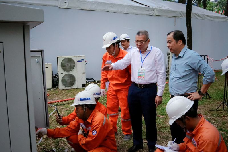 Mr. Nguyen Van Thanh - General Director of EVNHCMC (the person wearing a white shirt) - and Mr. Ngo Son Hai - Deputy General Director of EVN (the person standing on the right cover) - inspected the work of ensuring electricity at important locations. Photo: Provided by EVNHCMC