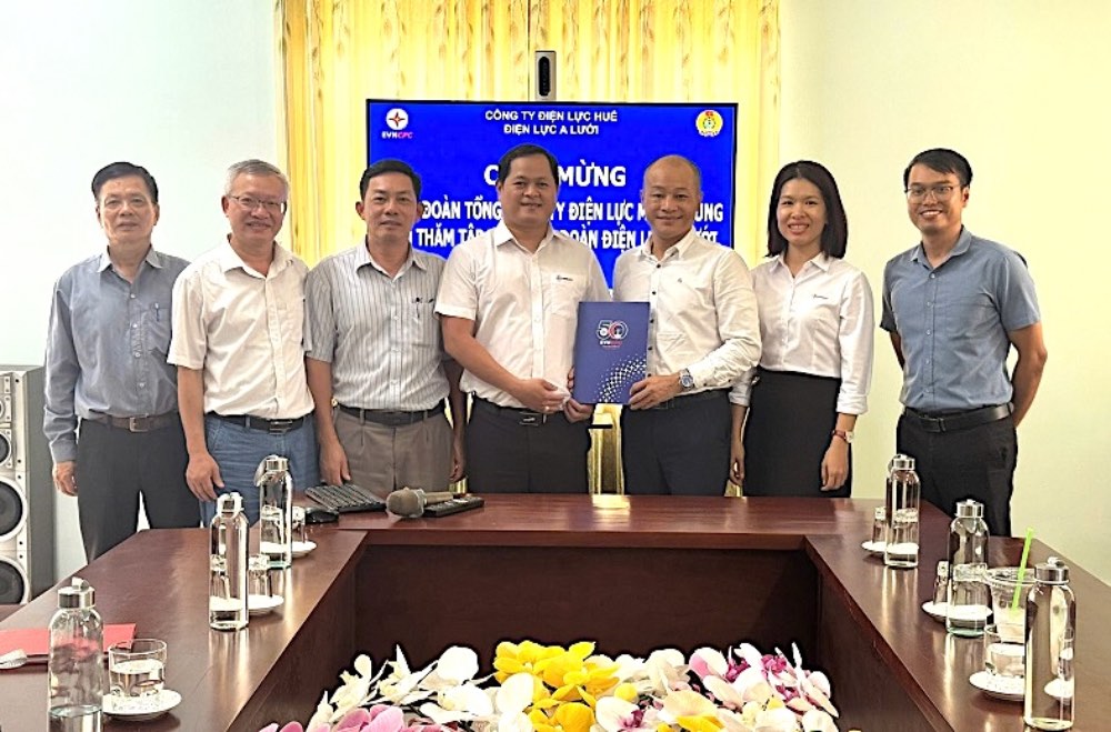 EVNCPC Trade Union leaders presented gifts to representatives of workers at A Luoi Power Company. Photo: Cam Nhi