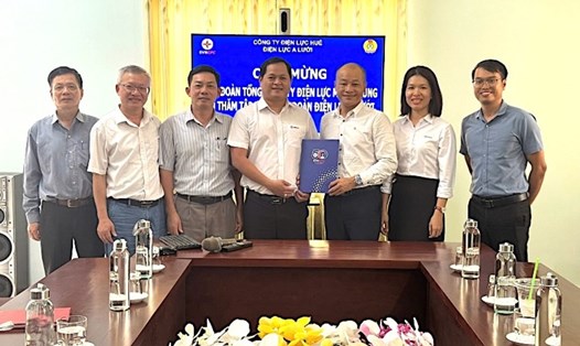 Lãnh đạo Công đoàn EVNCPC trao quà cho đại diện người lao động tại Điện lực A Lưới. Ảnh: Cẩm Nhi
