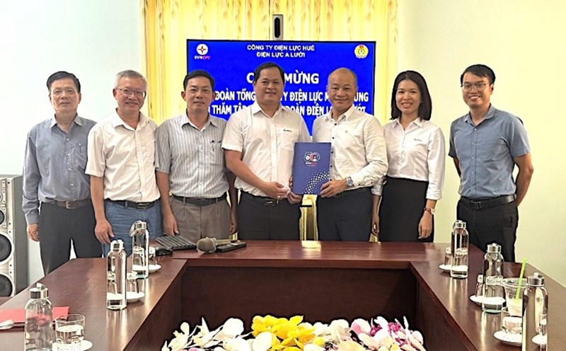 EVNCPC Trade Union leaders presented gifts to representatives of workers at A Luoi Power Company. Photo: Cam Nhi