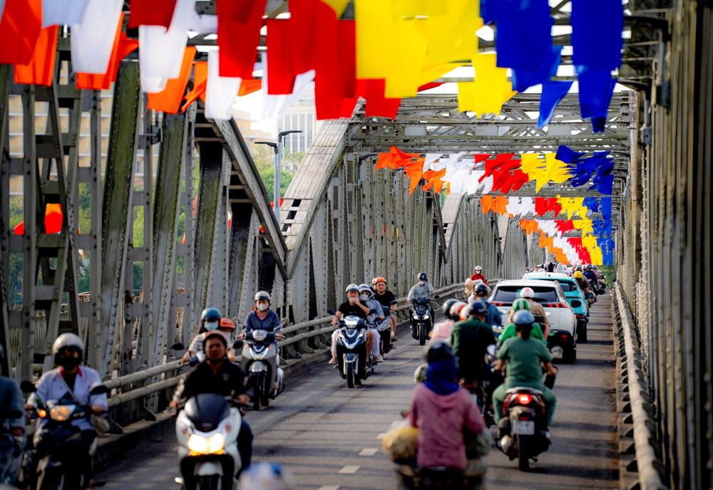 Cũng chính vì vậy, mỗi mùa Phật đản đến, thành phố mộng mơ này trở nên rộn ràng, thêm phần tươi vui khi hàng chục, hàng trăm nghìn lá cờ Phật giáo tung bay trên mọi nẻo đường; nổi bật nhất là khu vực sông Hương và các cây cầu.