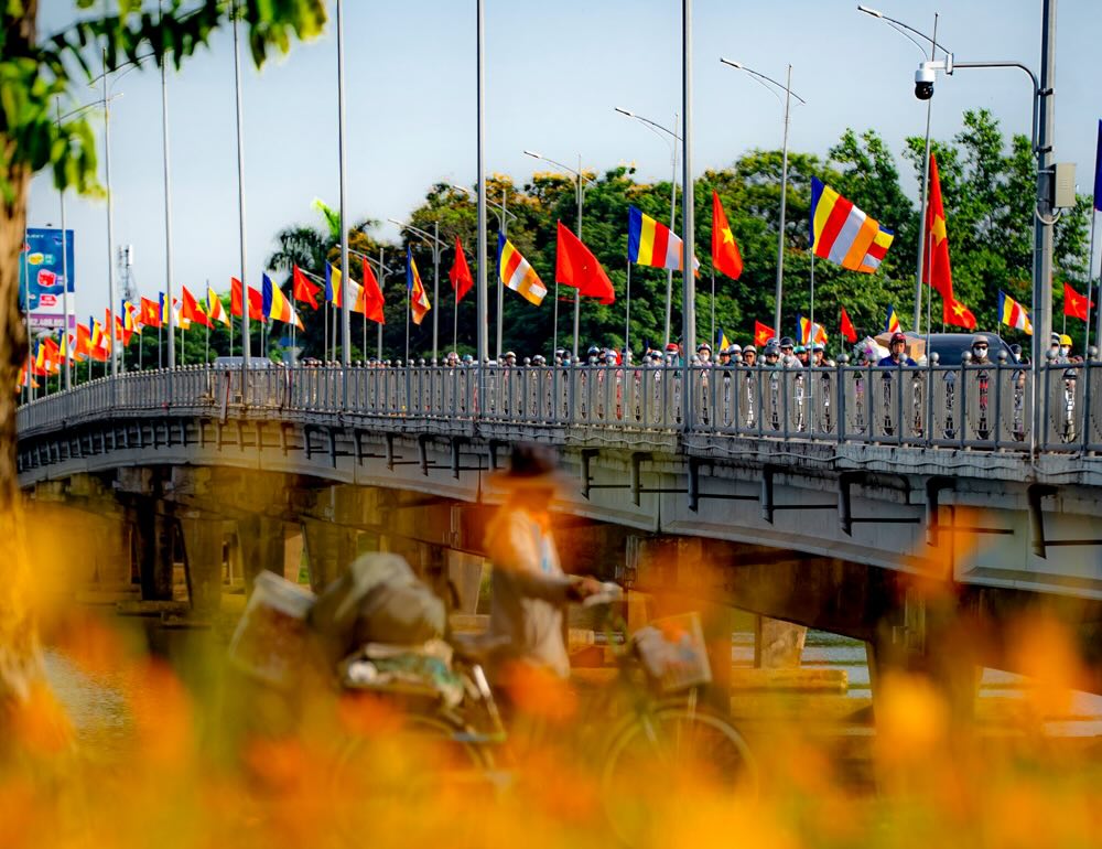 Đại lễ Phật đản Vesak PL.2568-DL.2025 tại Huế, khắp thành phố như khoác lên mình chiếc áo mới rực rỡ sắc màu của cờ Tổ quốc, cờ Phật giáo và đèn lồng. Các ngôi chùa lớn nhỏ đồng loạt trang hoàng, dựng lễ đài, treo đèn, kết hoa sen - biểu tượng của sự thuần khiết và giác ngộ trong Phật giáo.