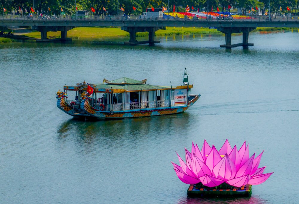 Dịp này Ban tổ chức Đại lễ Phật đản Vesak PL.2568-DL.2025 cũng đã hạ thuỷ và thắp sáng 7 đóa hoa sen khổng lồ trên sông Hương.