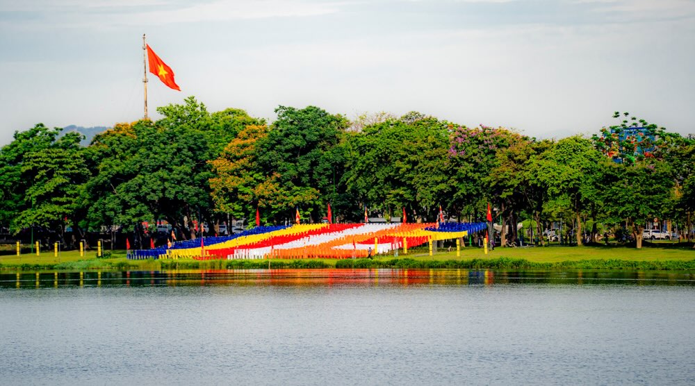 Với màu sắc nổi bật cũng như kích thước khổng lồ, lá cờ thu hút mọi ánh nhìn của người dân và du khách khi đi qua các cây cầu nhìn xuống, cũng như dạo bộ hai bên bờ sông cũng dễ dàng nhìn thấy.