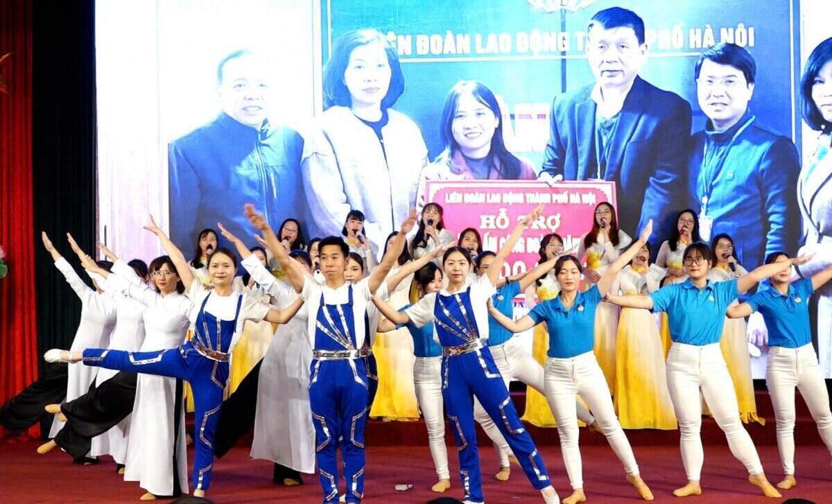 A performance in the Sing for Workers program organized by the Long Bien District Labor Federation. Photo: Hai Yen
