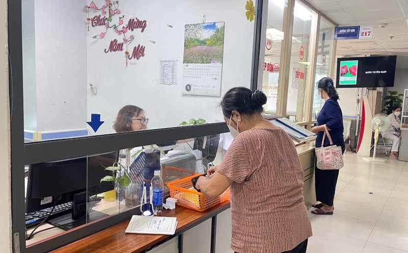 People complete procedures to pay for health insurance. Photo: Ha Anh