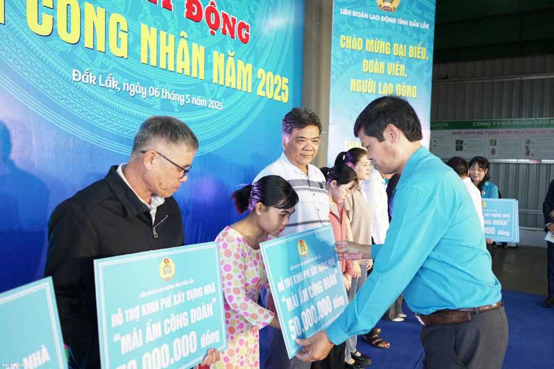 Leaders of the Dak Lak Provincial Federation of Labor presented funds to build a "Union Shelter" for union members in difficult circumstances. Photo: Bao Trung