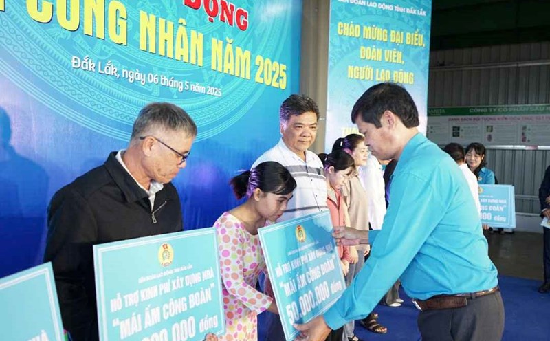 Leaders of the Dak Lak Provincial Federation of Labor presented funds to build a "Union Shelter" for union members in difficult circumstances. Photo: Bao Trung