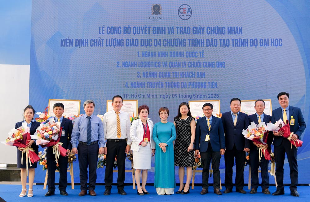 Dai dien 04 chuong trinh dao tao dai hoc cua GDU (cam hoa) duoc trao chung nhan kiem dinh.