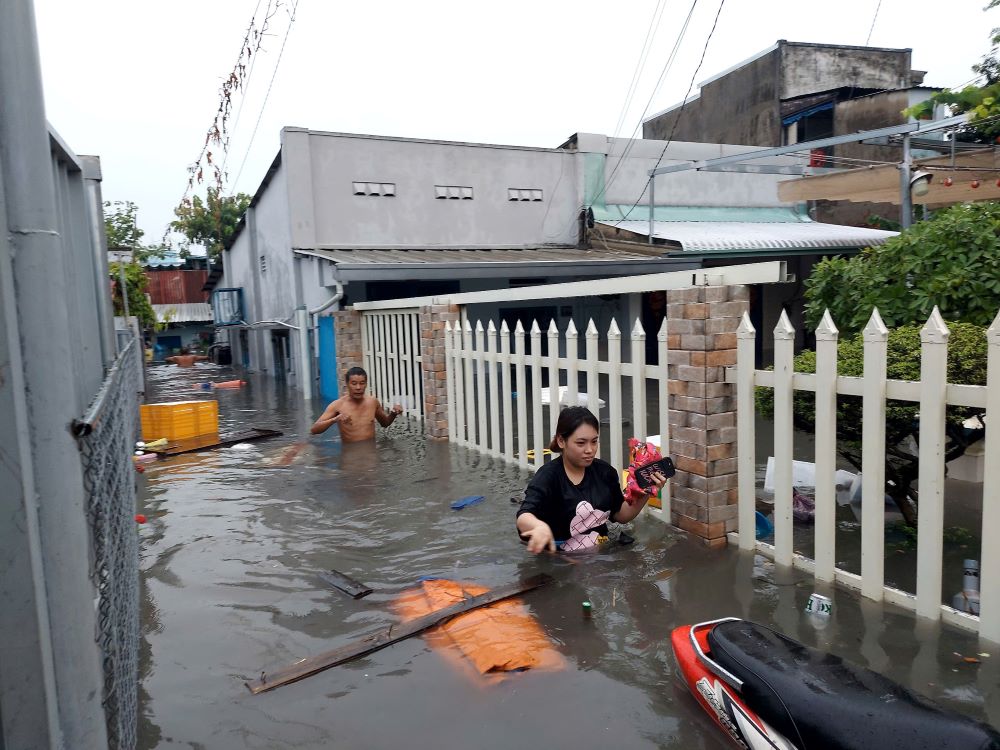 Co doan nuoc ngap toi co nguoi dan. Anh: Minh Quan