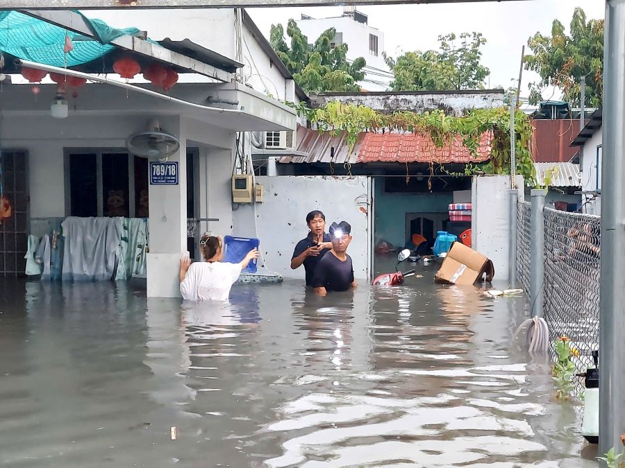 Nuoc ngap den nua can nha, nguoi dan phai vat va di chuyen do dac ra ngoai. Anh: Minh Quan.