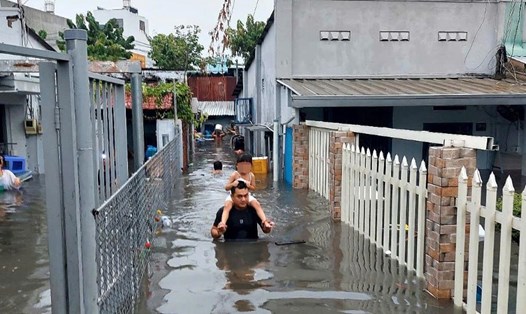 Khu vực chân cầu vượt Gò Dưa (phường Tam Bình, TP Thủ Đức, TPHCM) bị ngập sâu sau mưa lớn. Ảnh: Minh Quân
