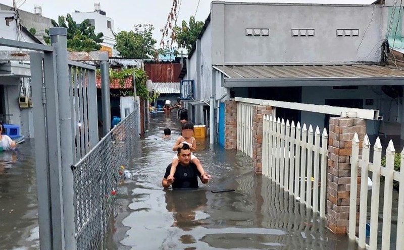 The area at the foot of Go Dua overpass (Tam Binh ward, Thu Duc city, Ho Chi Minh City) was deeply flooded after heavy rain. Photo: Minh Quan