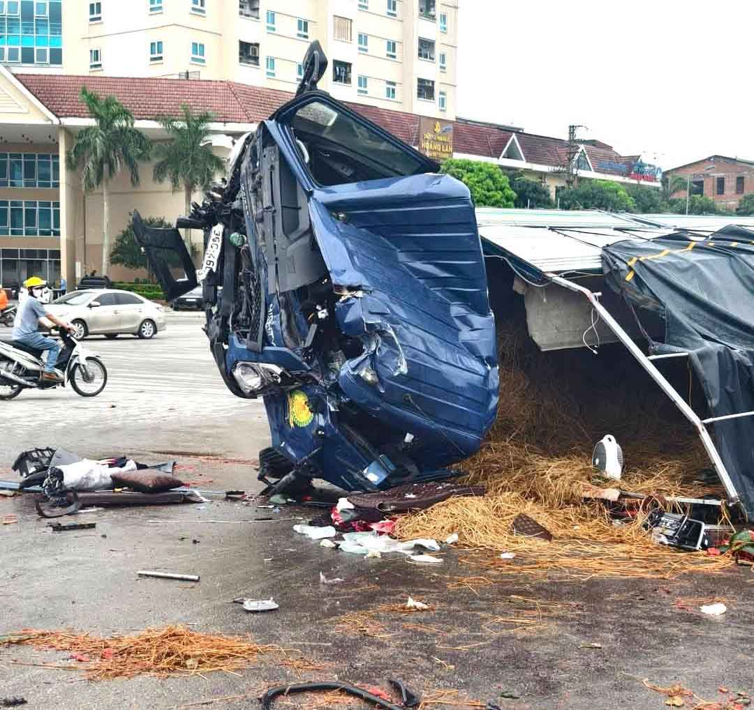 El accidente de trafico dejo tres heridos y toneladas de pepino en la calle. Foto: El Pacto Nacional