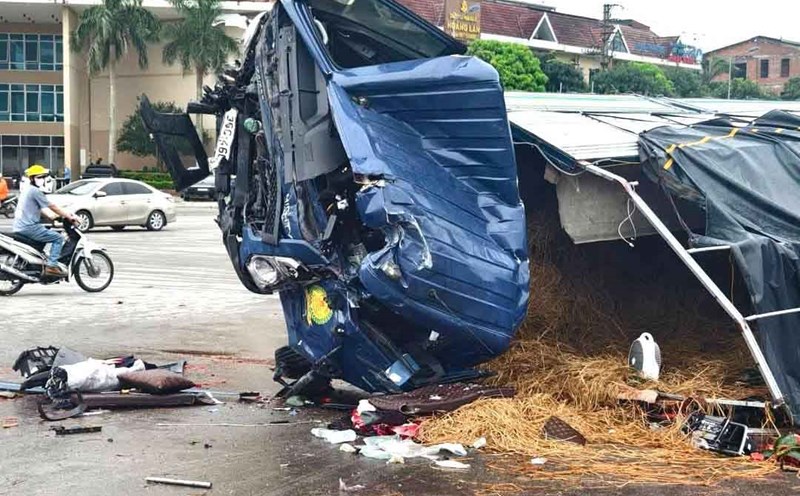 The scene of the traffic accident that injured 3 people and caused many tons of watermelon to spill onto the road. Photo: Quoc Bao