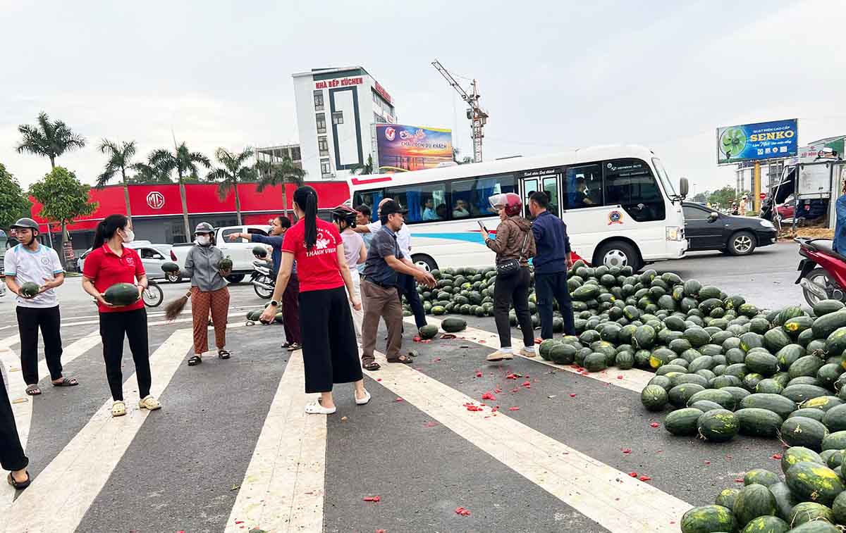 Nhieu tan dua hau do tran ra duong sau vu tai nan, duoc nguoi dan chung tay giai cuu. Anh: Quang Dai