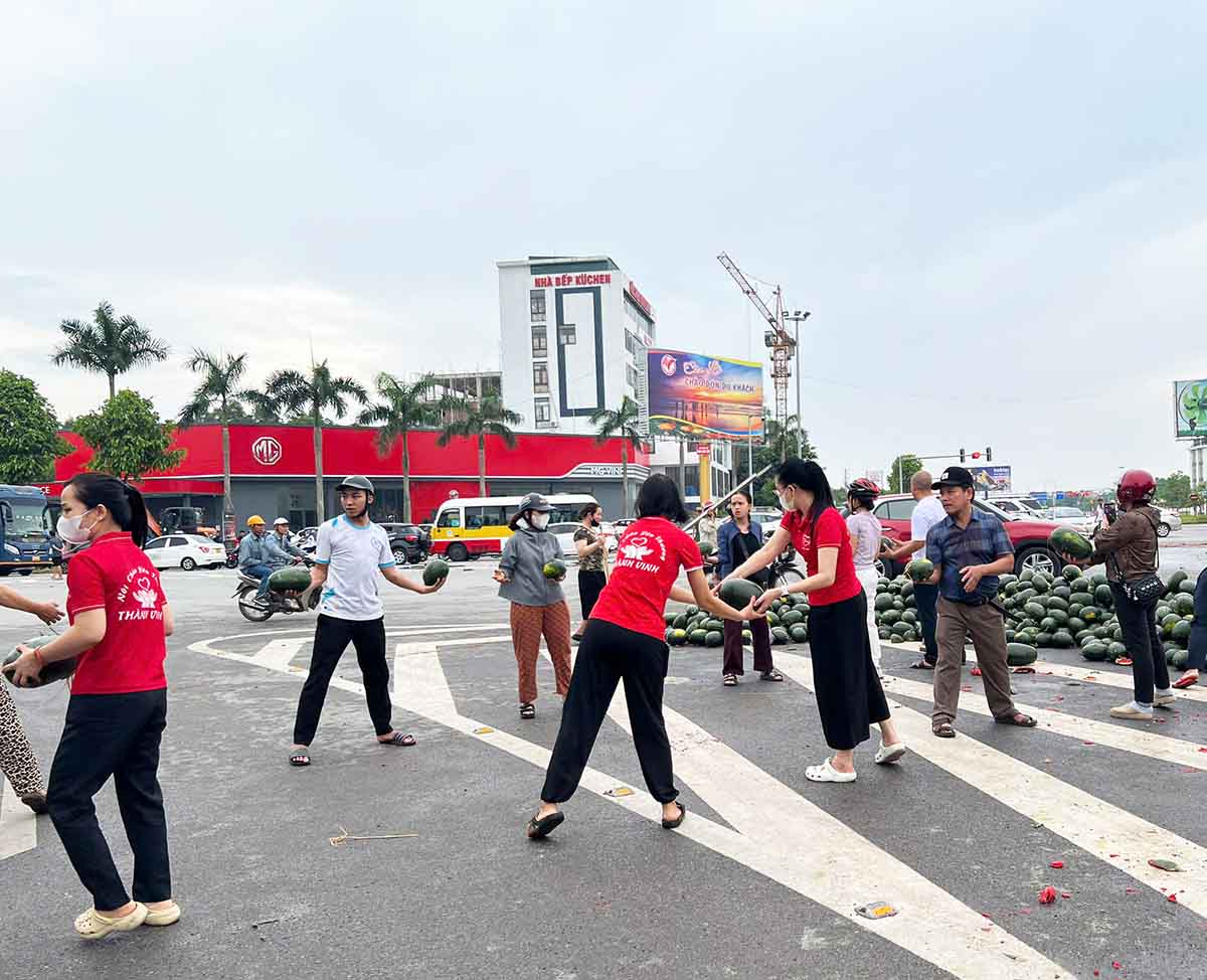 Nhom thien nguyen “Noi chao yeu thuong Thanh Vinh” co mat chnug tay giai cuu dua hau. Anh: Quoc Bao