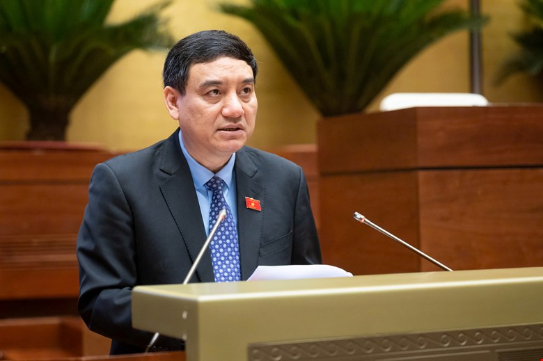 Member of the National Assembly Standing Committee Nguyen Dac Vinh reported on the explanation, acceptance, and revision of the draft Law amending and supplementing a number of articles of the Law on Advertising. Photo: Quochoi.vn