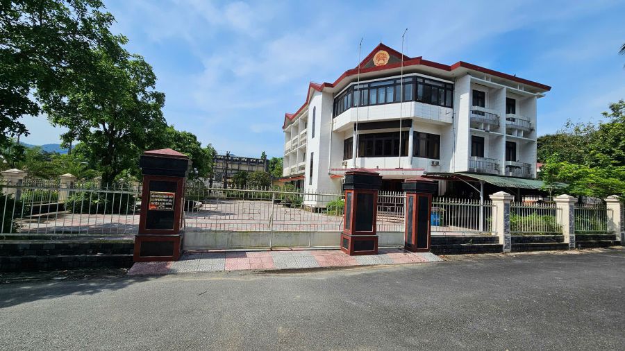 The headquarters of the People's Council and People's Committee of Nam Dong district, Hue city is old and unused. Photo: Phuc Dat