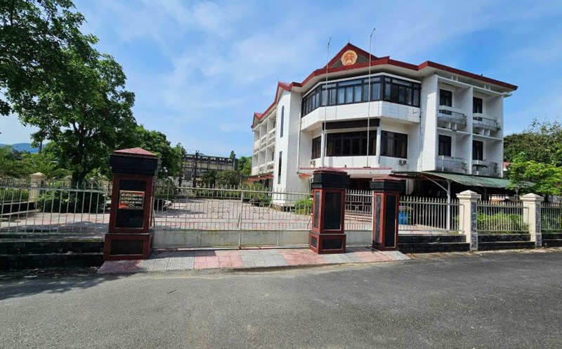 The headquarters of the People's Council and People's Committee of Nam Dong district, Hue city is old and unused. Photo: Phuc Dat